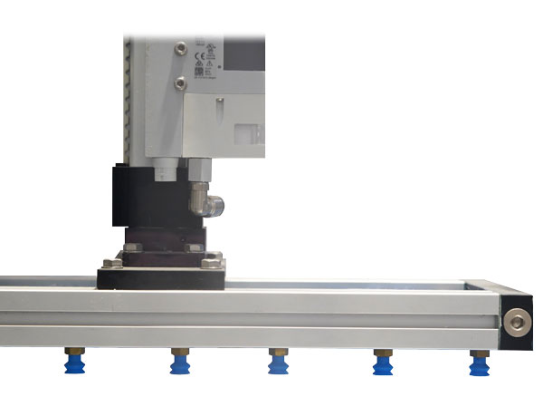 Robotic arm with suction cups packaging system